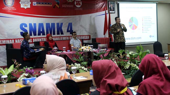 Salah satu pemateri menyampaikan paparan. (adn)