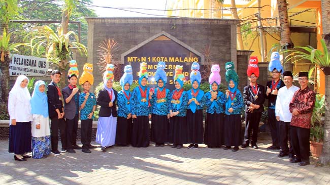 Lima tim delegasi bersama Kepala MTsN 1, Waka Kurikulum, dan 2 guru pembimbing, sebelum diberangkatkan ke babak Global Round di Newport Performing Arts Theater, Newport, Manila. (ist)