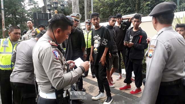 KARTU : Beberapa pelajar saat dirazia. (gie)