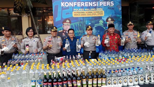 Kapolres Malang Kota AKBP Dony Alexander SIK MH, Walikota Malang Drs H Sutiaji dan Ketua DPRD Kota Malang I Made Rian saat rilis hasil razia Miras. (gie)