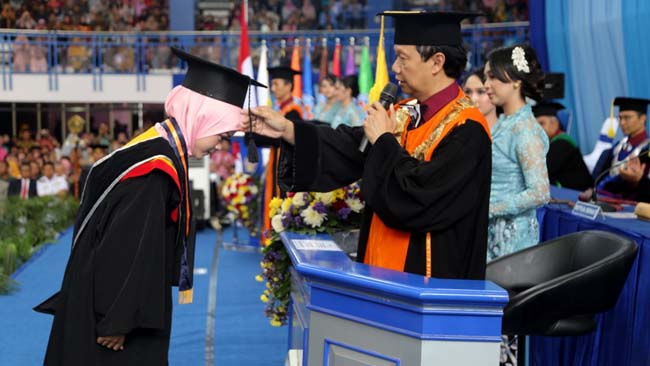 WISUDAWAN : Direktur Polinema Drs Awan Setiawan MM saat proses wisuda. (ist)