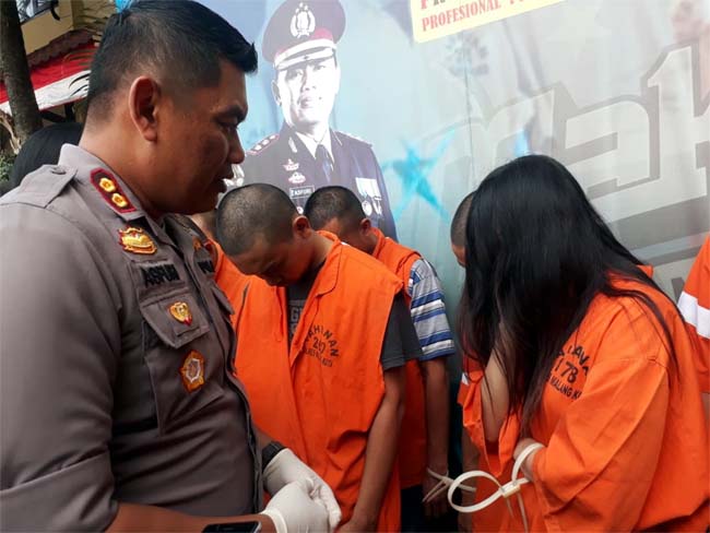 Kapolres Malang Kota AKBP Asfuri saat merilis 17 tersangka narkoba. (gie)