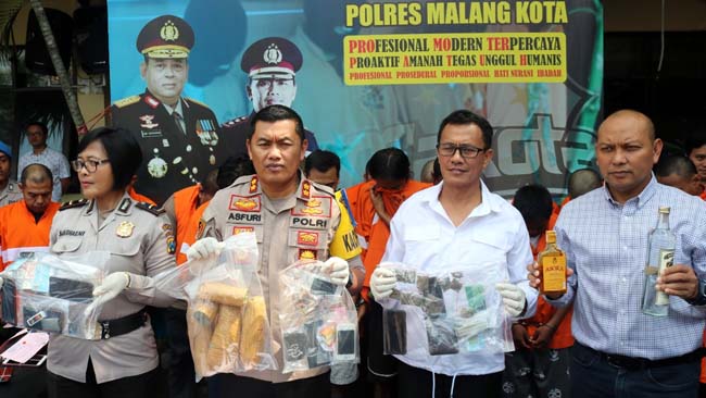 Petugas Polres MalangbKota saat merilis hasil ungkap Ops Pekat Semeru 2019. (Ist)