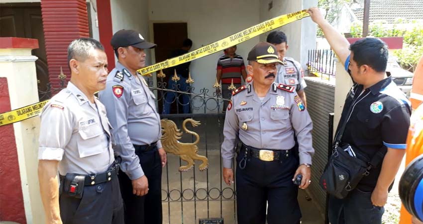 Petugas Polres Malang Kota dan Polsekta Kedungkandang usai melakukan olah TKP. (gie)