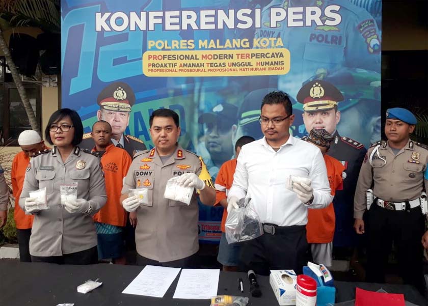 Kapolres Malang Kota AKBP Dony Alexander SIK MH menunjukan BB narkotika uang berhasil diamankan dari para pengedar. (gie)