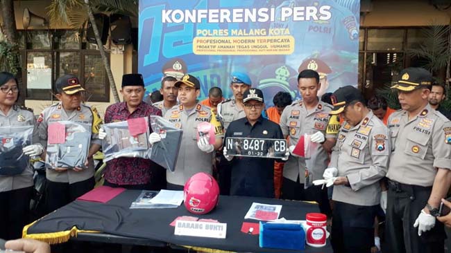 Kapolres Malang Kota AKBP Dony Alexander SIK Mh bersama Walikota Malang Drs Sutiaji dan Ketua DPRD Kota Malang I Made Rian, saat merilis kejahatan Curas, Curat dan Curanmor. (gie)