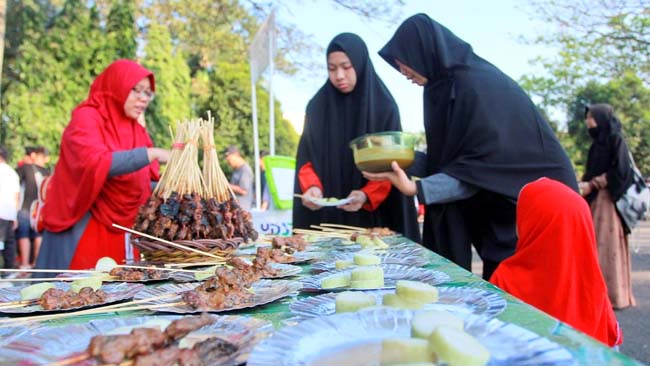 Berbagi sarapan gratis sate lontong. (ist)