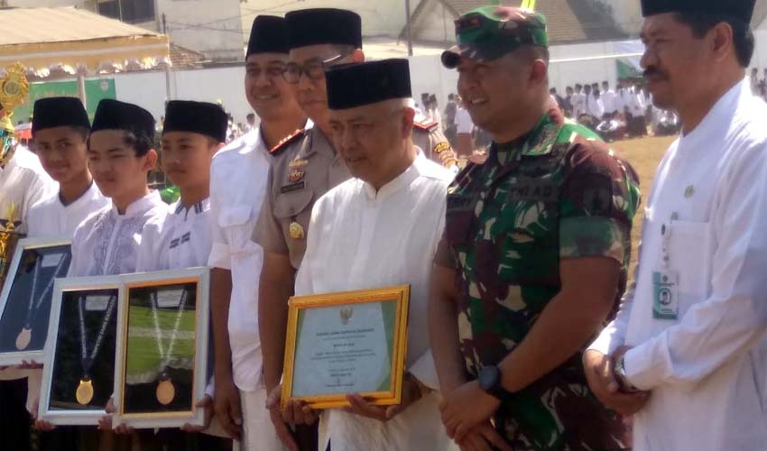 BANTUAN : Bupati Malang Drs HM Sanusi MM didampingi Kepala Kemenag Kabupaten Malang Dr H Musta'in MAg, Dandim 018 Malang Letkol (inf) Ferry Muzawwad dan Muspika Gondanglegi. (sur)