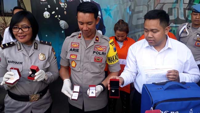 Wakapolres Malang Kota Kompol Arie saat menunjukan perhiasan emas yang berhasil diamankan. (gie)