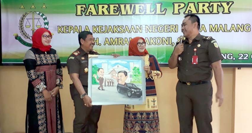 Farewell : Kepala Kejaksaan Negeri Kota Malang Amran Lakoni saat mendapat cenderamata dari Kasi Pidsus Ujang Supriadi. (gie)