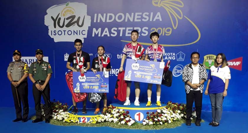 Walikota Malang Drs Sutiaji, Kapolres Malang Kota AKBP Dony Alexander dan Dandim 0833 Letkol Inf Tomny Anderson usai penyerahan medali laga final ganda campuran Yuza Indonesia Masters. (gie)