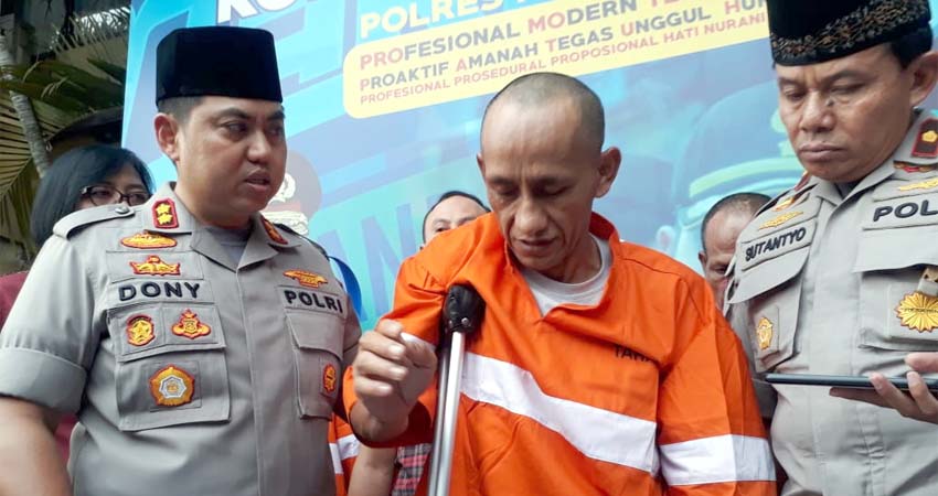 Kapolres Malang Kota AKBP Dony Alexander SIK MH saat memintai keterangan tersangka Beno.(gie)