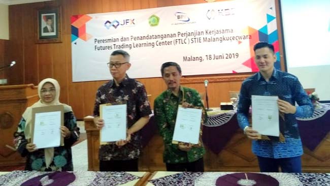 Perwakilan ABM, BBJ, KBI, dan BPF, menunjukkan MoU kerjasama FTFC. (rhd)