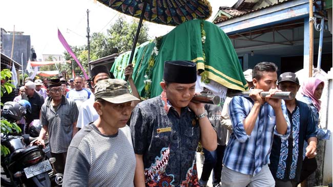 Ketua DPRD Kota Malang I Made Rian Diana Kartika saat turut membantu proses pemakaman jenazah