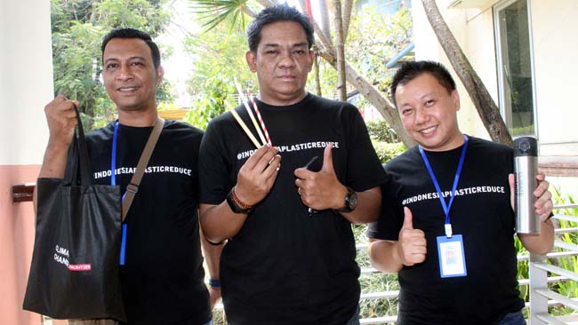 Eko Baskoro, didampingi asistennya, menunjukkan ragam sedotan dari tepung jagung, kertas dan Bambu, serta totebag dan tumbler. (rhd)