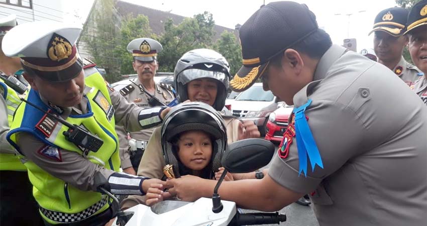 GRATIS : Kapolres Malang Kota AKBP Dony membagikan helm geratis. (gie)