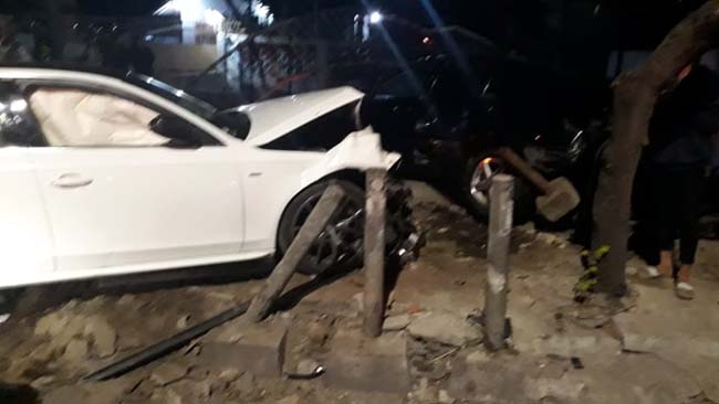 Mobil Accord dan Audi, usai kebut-kebutan dan menabrak pengguna jalan. (ist)