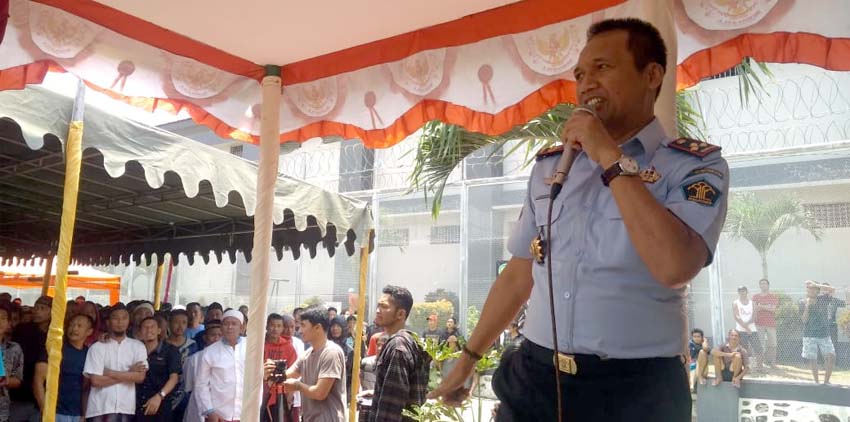 Kalapas Kelas 1 Malang/ LP Lowokwaru Yudi Suseno sempat menyanyikan beberapa lagu. (Ist)