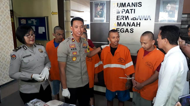 Wakapolres Malang Kota Kompol Arie Tristiawan SH MH saat meminta keterangan Iqbal Lubis. (gie)