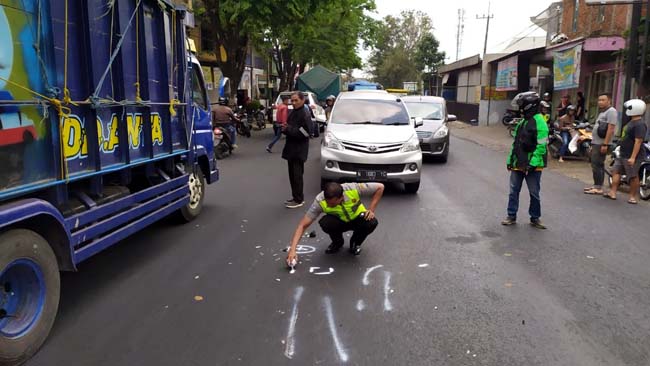 Petugas Laka Lantas saat melakukan olah TKP. (ist)