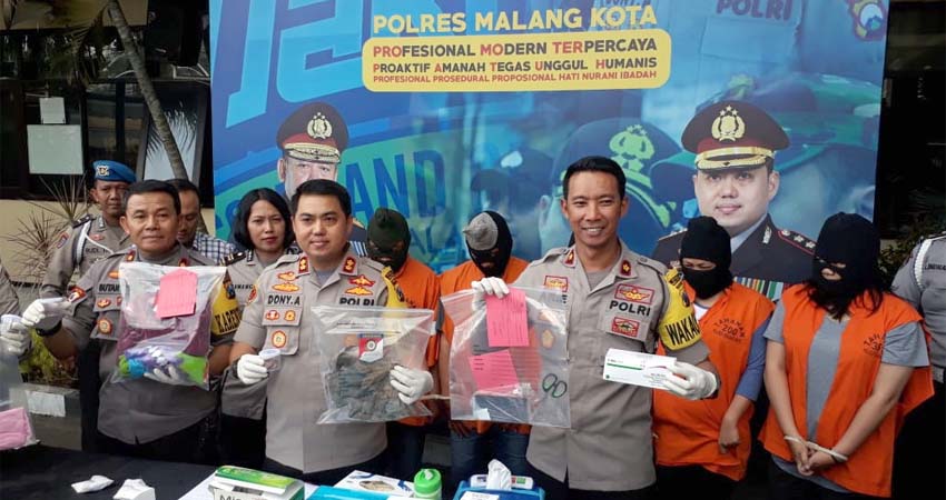 Kapolres Malang Kota AKBP Dony Alexander SIK MH saat merilis sindikat aborsi di Mapolres Malang Kota. (gie)
