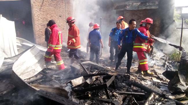 Masak Ketela, Ditinggal Beli Rokok, Rumah Ludes Terbakar