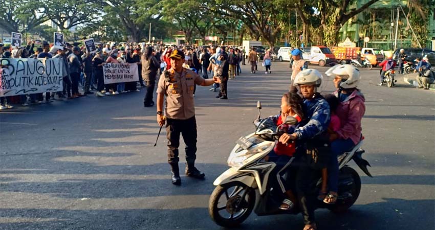 TURUN LANGSUNG : Kapolres Malang Kota AKBP Dony membantu mengatur lalu lintas selama terjadinya Unras. (ist)