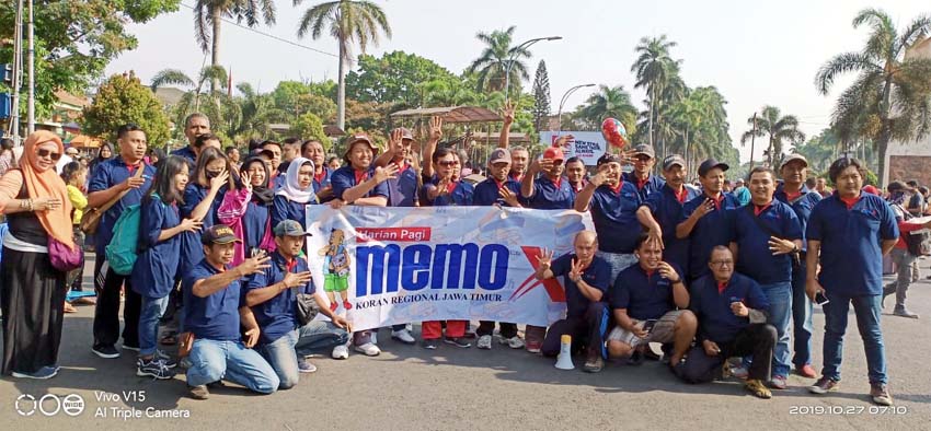 Keluarga besar Memo X Grup jalan sehat di Car Freeday Jl Ijen Kota Malang. (istimewa)