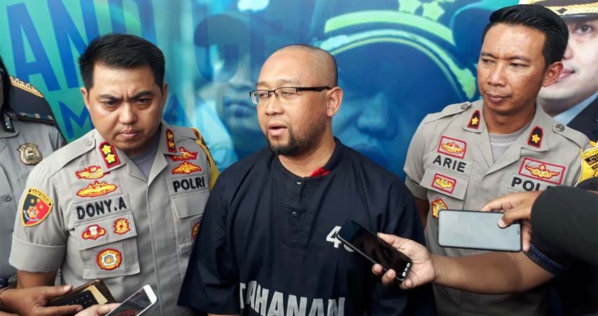 Kapolres Malang Kota AKBP AKBP Dony Alexander SIK MH saat merilis tersangka Agus Piranhamas. (gie)