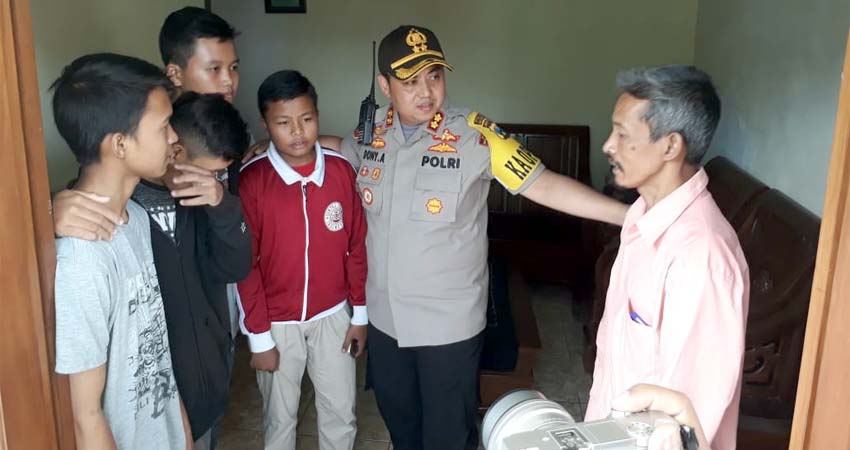 Kapolres Malang Kota AKBP Dony Alexander SIK MH saat kunjungi para korban. (gie)