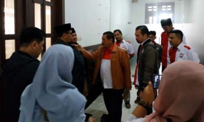 Koordinator LIRA Malang HM Zuhdy Ahmadi saat hendak masuk ke ruang pertemuan anggota Dewan beraama OPPO Malang dan Hotel Atria. (ist)