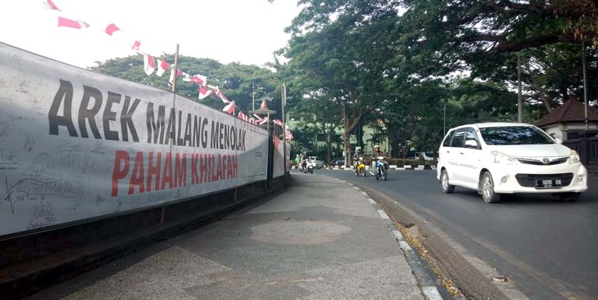 Pemasangan Poster di Tugu Kota Malang Dikritik Warga