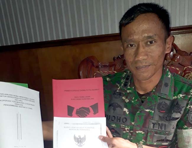 Komandan Yon Bekang 2 Kostrad, Letkol Cba Yudho Pramono saat menunjukan sertifikat dan perjanjian sewa menyewa. (gie)