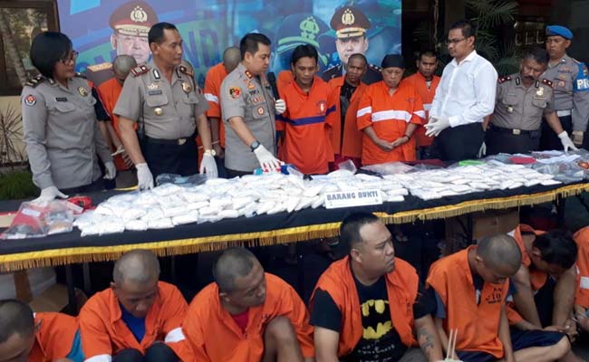 Kapolres Malang Kota AKBP Dony Alexander SIK MH saat merilis 22 ungkap kasus narkoba. (gie)