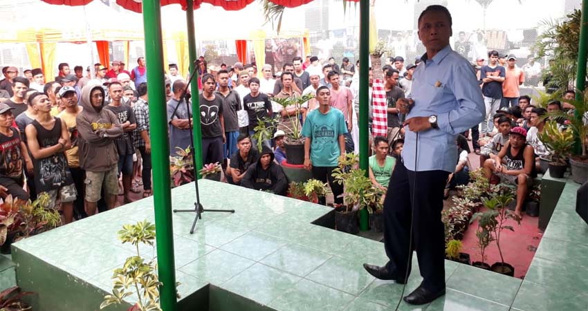 Kalapas Kelas I Malang Yudi Suseno BcIP SPd MSi saat menyanyikan lagu Bongkar. (gie)