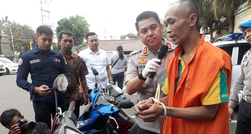 Bambang Harianto saat memperagakan aksi nya mencuri motor. (gie)