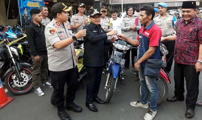 Walikota Malang Drs Sutiaji saat menyerahkan barang bukti motor Honda Supra kepada Supriano usai rilis di Mapolres Malang Kota pada Senin (16/9/2019) sore . (gie)