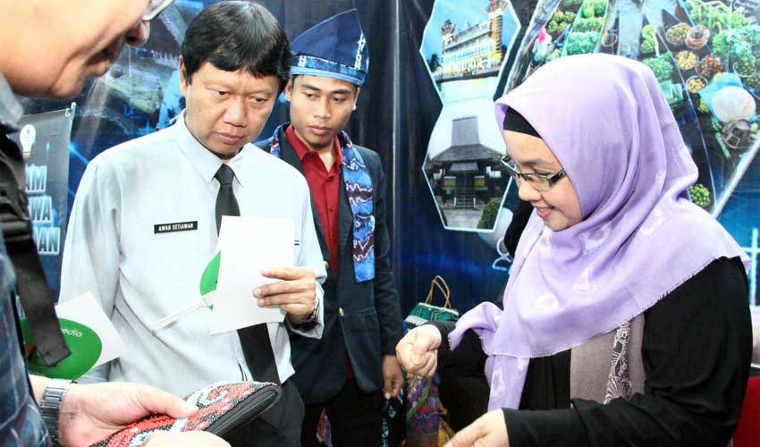 Direktur Polinema Drs Awan Setiawan MMT.MM saat kunjungi stand mahasiswa dalam enterpreneur festival. (ist)