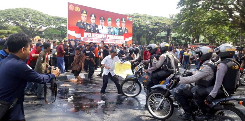 Polres Makota Pukul Mundur Demonstran Ricuh, Simulasi Jelang Pelantikan Presiden