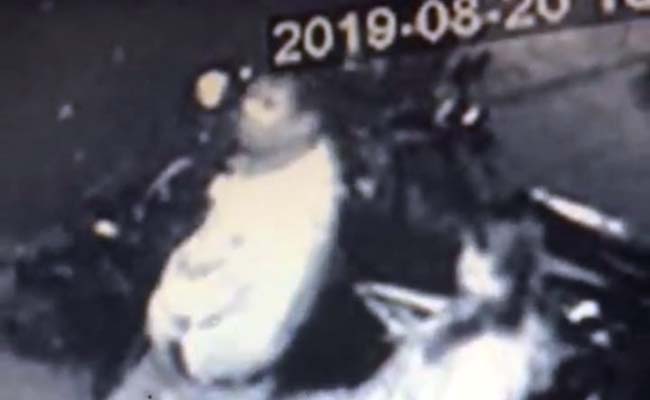 Gambar pelaku dari rekaman CCTV yang sempat viral di Facebook. (repro)