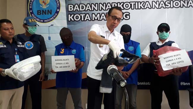 Kepala BNN Kota Malang AKBP Drs Agoes Irianto MSi, saat merilis tersangka AR dan CF di kantor BNN Kota Malang. (gie)