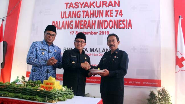 Wakil Walikota Malang Sofyan Edi Jarwoko, Walikota Malang Sutiaji, Ketua PMI Kota Malang Bambang Priyo Utomo saat pemotongan tumpeng dalam rangka tasyakuran peringatan HUT ke 74 PMI.(kik)