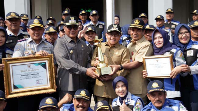 Sutiaji Terima Piala WTN dari Kepala Dishub Kota Malang