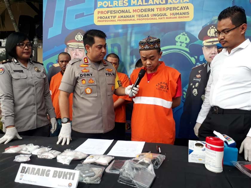 Kapolres Malang Kota AKBP Dony Alexander SIK MH saat merilis Acep Wahyudin. (gie)