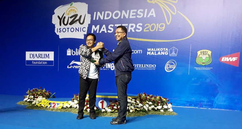 Walikota Malang Drs H Sutiaji saat mendapat penghargaan atas suksesnya Yuzu Indinesia Masters di Kota Malang. (gie)