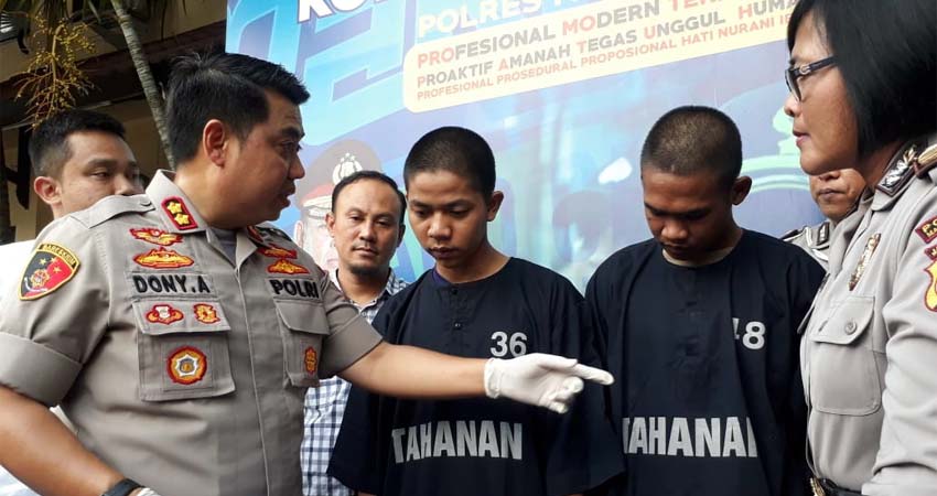 DUA : Kapolres Malang Kota AKBP Dony Alexander SIK MH saat merilis tersangka Faisal dan Dedi. (gie)