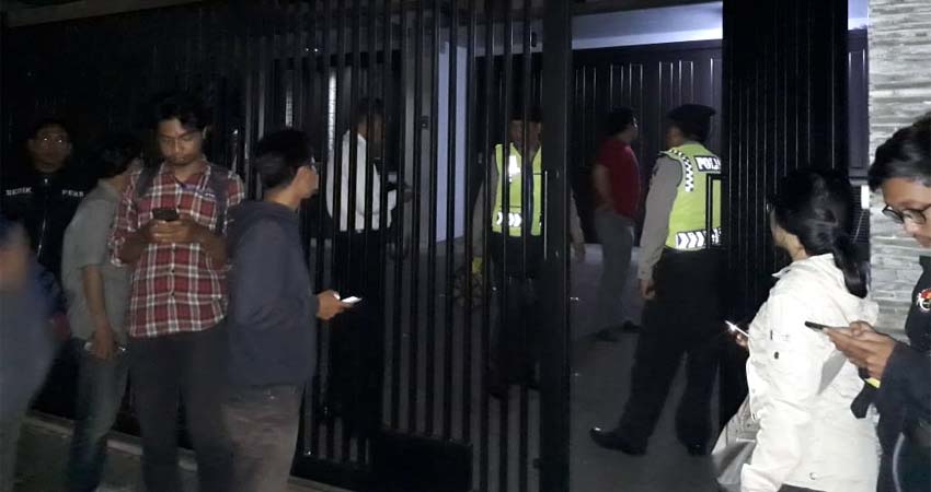 Petugas Polres Malang melakukan penjagaan saat proses pengrebekan. (gie)