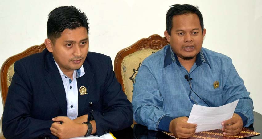 Ketua Fraksi PKS DPRD Kota Malang Trio Agus Purwono (kanan) dan Sekretaris Fraksi PKS Ahmad Fuad Rahman (kiri)