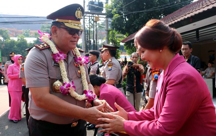 Kapolda Jatim Irjen Pol Dr Luki Hermawan MSi mengukuhkan peningkatan tipe Polres Malang Kota menjadi Polresta Malang Kota. (ist)