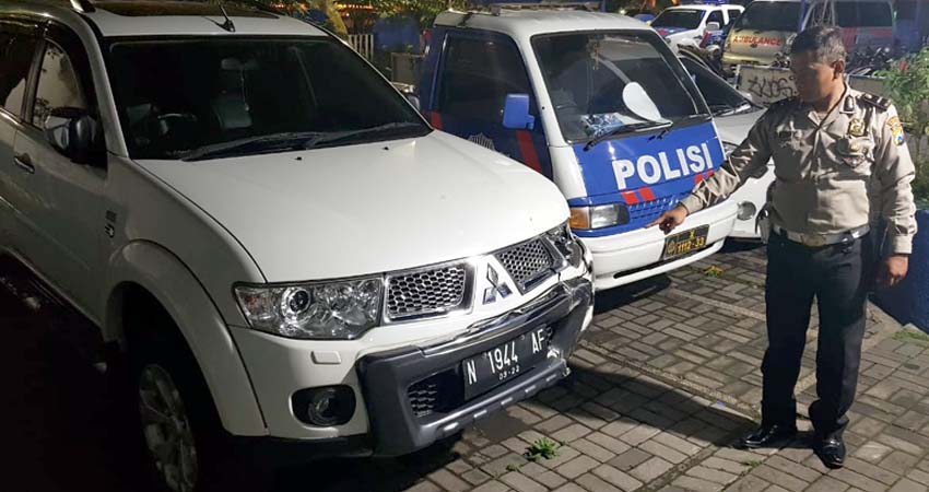 PAJERO : Kanit Laka Lantas Polresta Malang Kota Iptu Deddy menunjukan BB motor Pajero Sport yang berhasil diamankan. (ist)